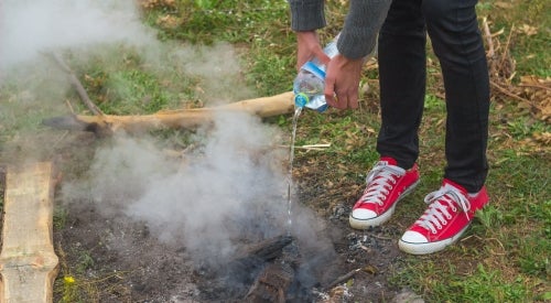 campfire safety extinguishing