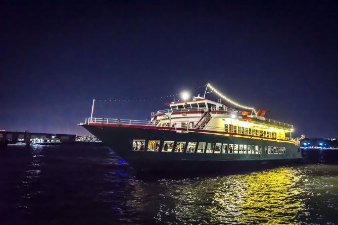 The 8 Best New York City Dinner Cruises - [2022 Reviews] | World Guides