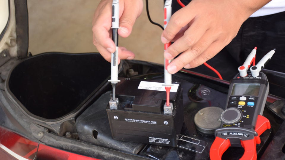 motorbike battery test voltmeter