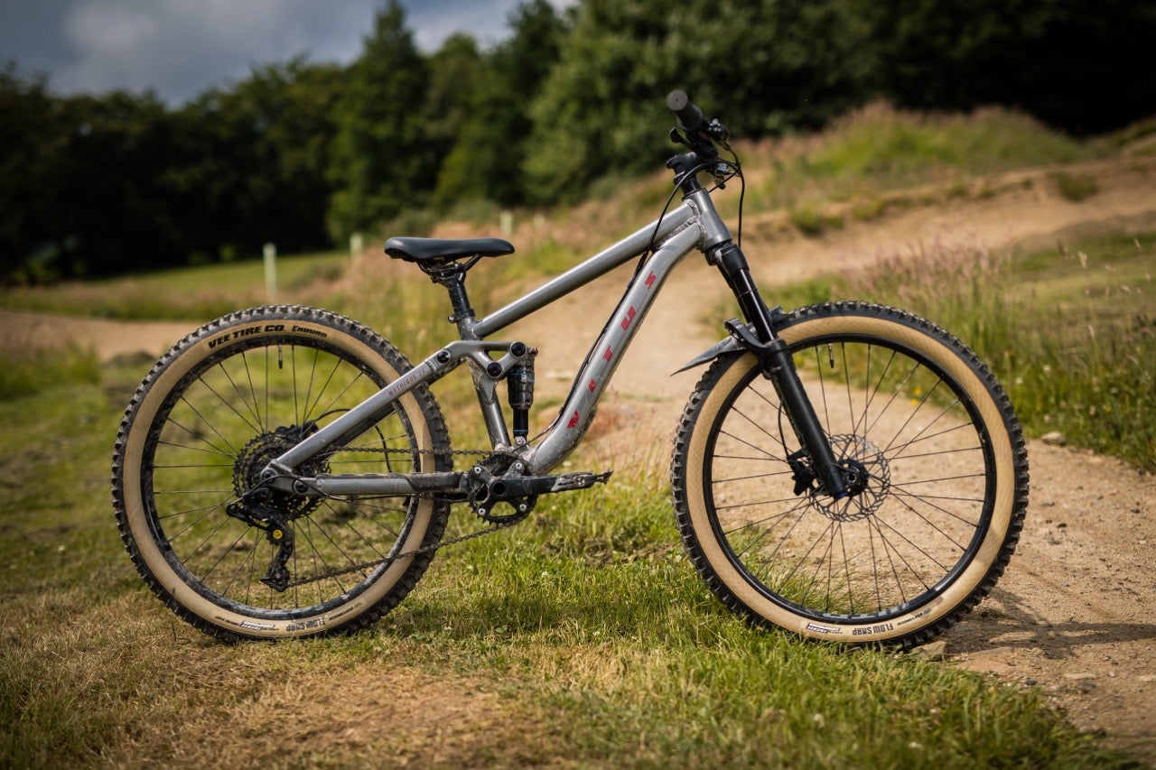 Introducing the all-new Kids’ Mythique, a full-suspension mountain bike designed to be just as capable and confidence-inspiring as its adult-sized namesake, the award-winning Mythique.